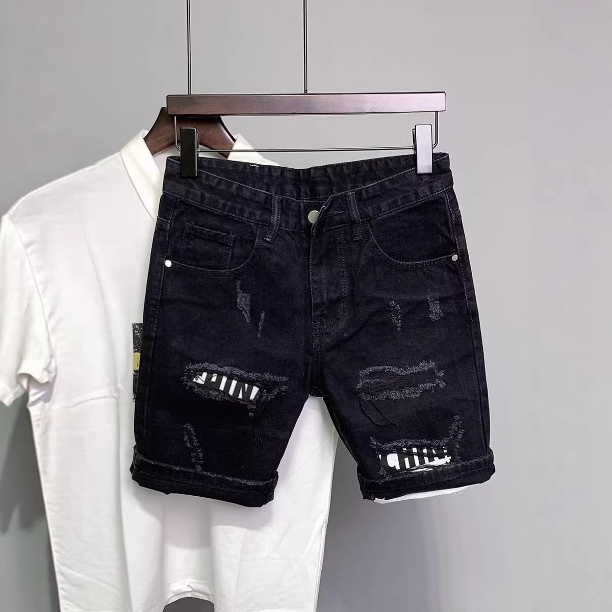 Trendy men's personalized ripped bermuda shorts, summer 2026, versatile slim-fit cool black denim shorts