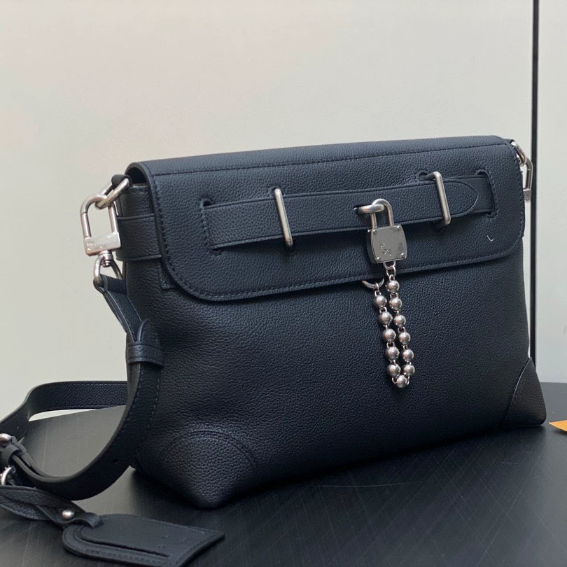 Universal one-shoulder bag, leather quality poster, new collection
