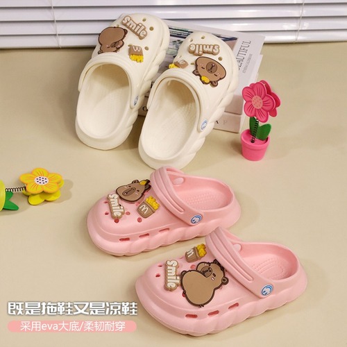 Kids' Hole-Design Slippers, Capybara Design—Unisex Outdoor Non-Slip, Breathable Closed-Toe Sandals for Parents and Children, Comfortably Designed