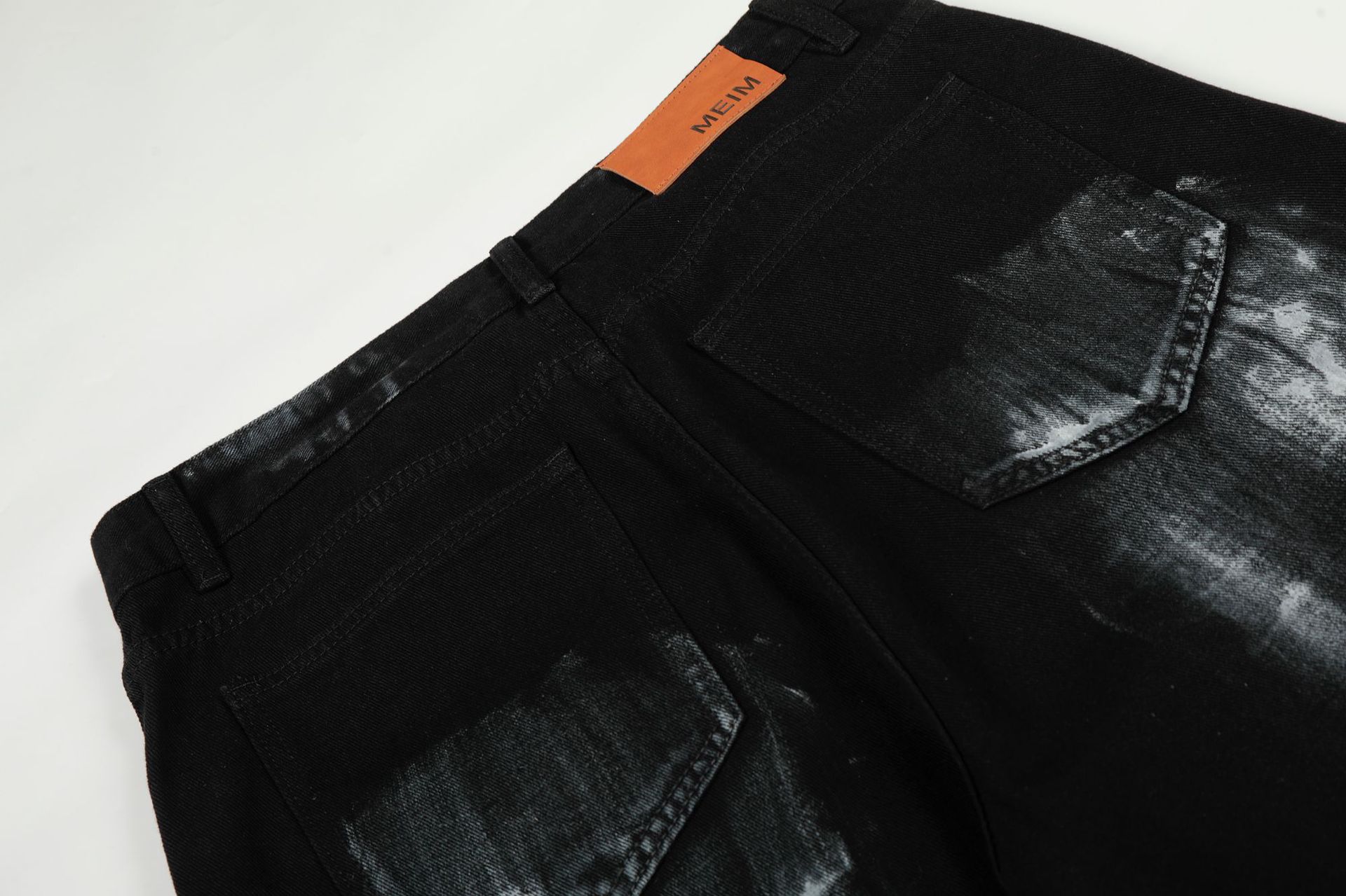 Jean en denim noir délavé, coupe ample, jambe droite, style vintage, effet peinture éclaboussée, pour homme et femme._voghion.com