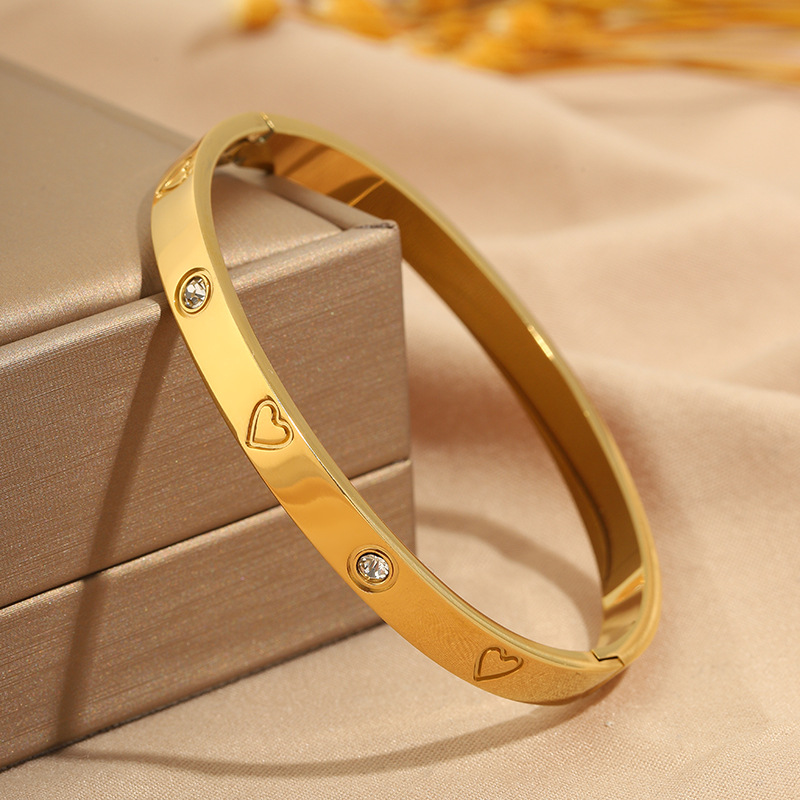Pulsera clásica con forma de corazón y diamantes incrustados, resistente a la decoloración, para niñas, de alta gama, lujo ligero, a la moda, pulsera de acero de titanio, joyería superventas transfronteriza. image 8