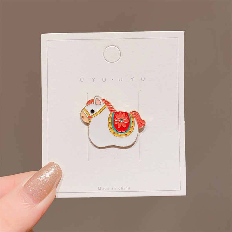 Broche de dibujos animados de Año Nuevo adorable año del caballo pequeño regalo pin accesorios insignia de Año Nuevo ropa decoración al por mayor