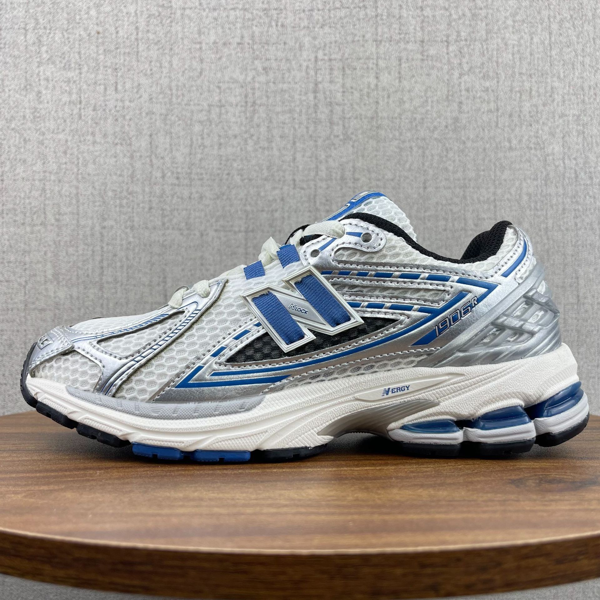 Classic retro fashionable comfortable breathable running sneakers…