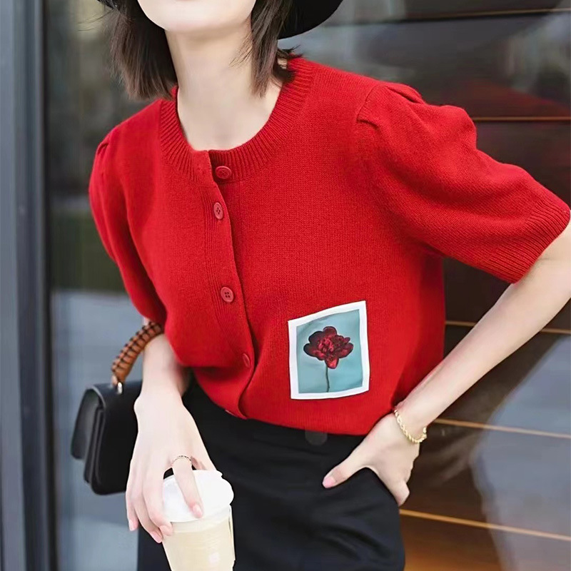 IC Xiaohe Cashmere Knitted Round Neck Short Sleeve Cardigan 2023 Autumn and Winter New Vintage Red Floral Printed IC Xiaohe Cashmere Knitted Round Neck Short Sleeve Cardigan 2023 Autumn and Winter New Vintage Red Floral Printed