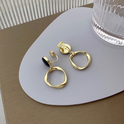 Light luxury retro wave hoop pendant painless mosquito coil disc ear clip elegant fashionable high-end niche trendy earrings for women
