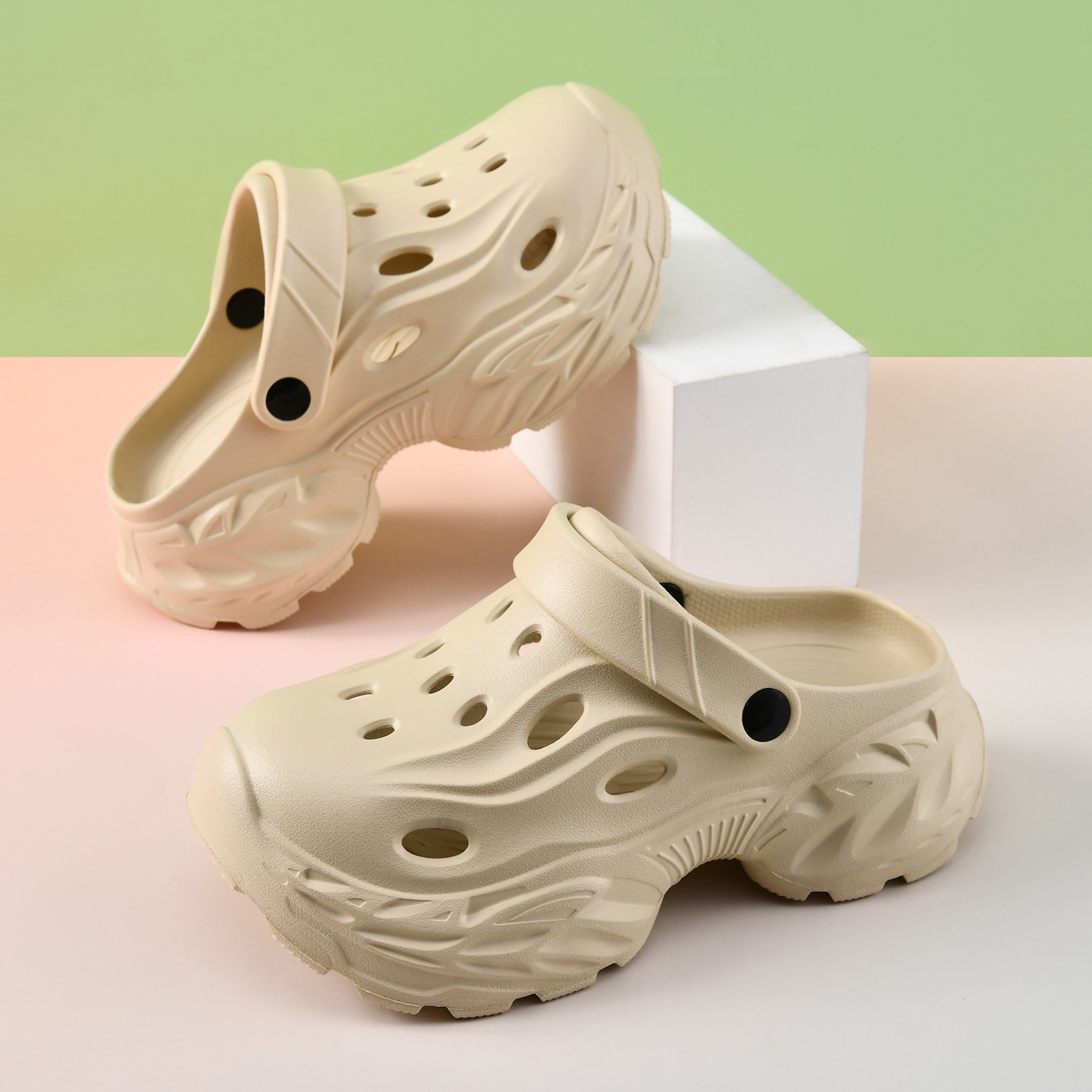 En nombre de los zapatos con agujeros para el cabello, uso externo para damas, nuevo estilo de verano, arrastre Baotou, sandalias y zapatillas de campamento EVA antideslizantes y transpirables