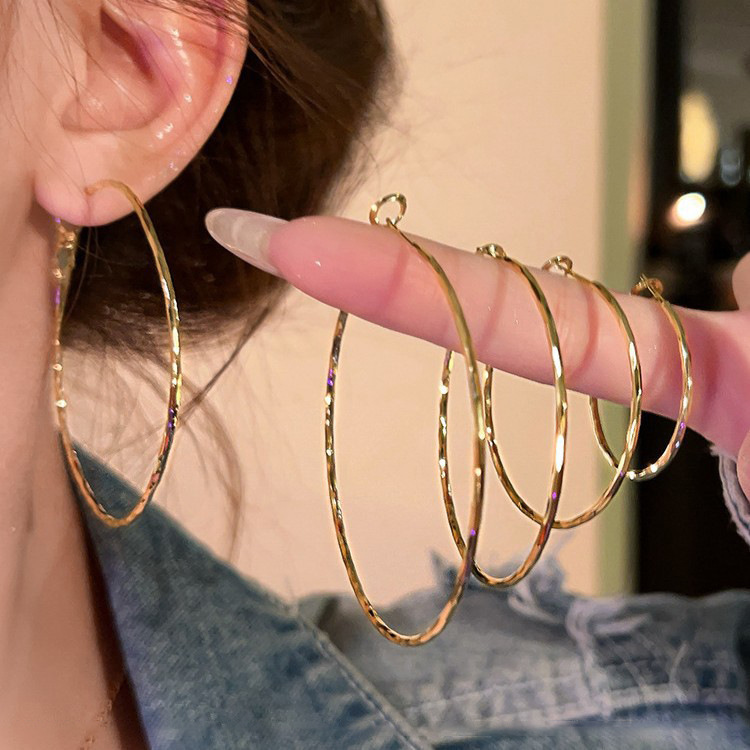 Cool-toned silver hoop earrings for women, 2026 new style, popular design, exuding a high-end feel, with a bold and striking look, available as hoop earrings or clip-on earrings