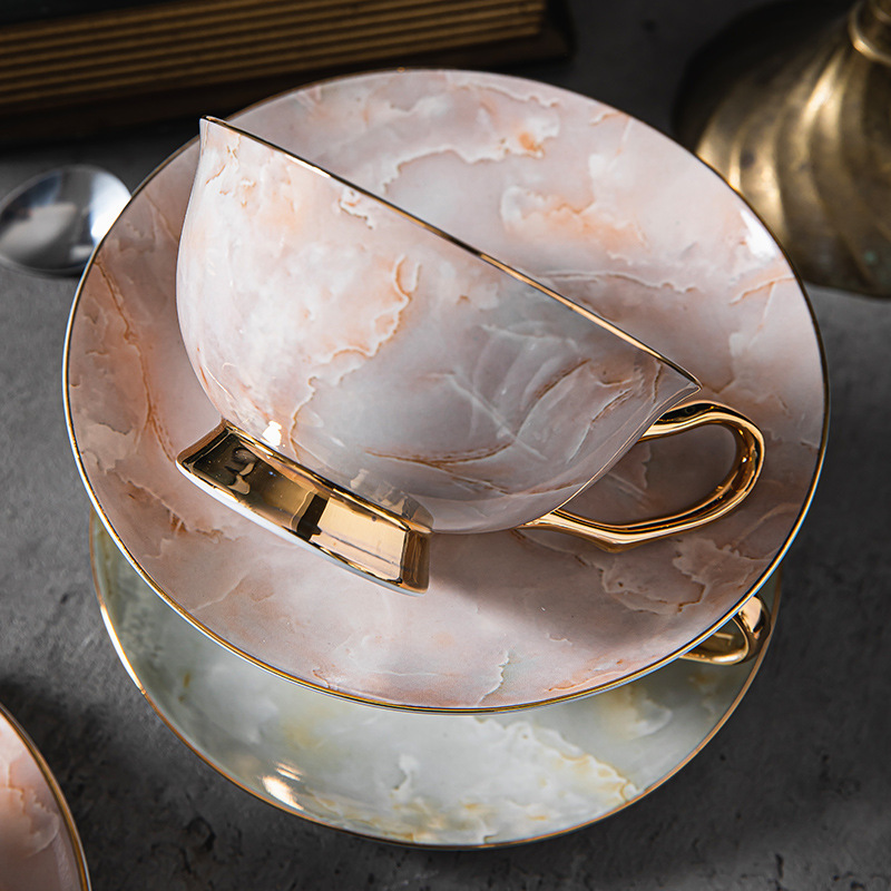 Cerámica Retro de porcelana de hueso de alto valor Juego de taza de café de estilo europeo Juego de té de la tarde Caja de regalo Taza de té de alta calidad Taza y platillo