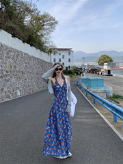 法式茶歇蓝色碎花v领挂脖吊带连衣裙女夏收腰显瘦海边度假风长裙