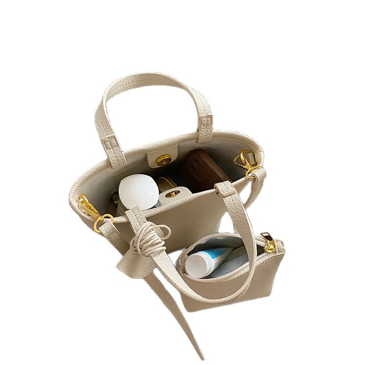 Nicho simple bolso de cesta de verduras de mano para mujeres otoño y invierno 2025 nuevo estilo versátil textura bolso de cubo de transporte de viaje mochila