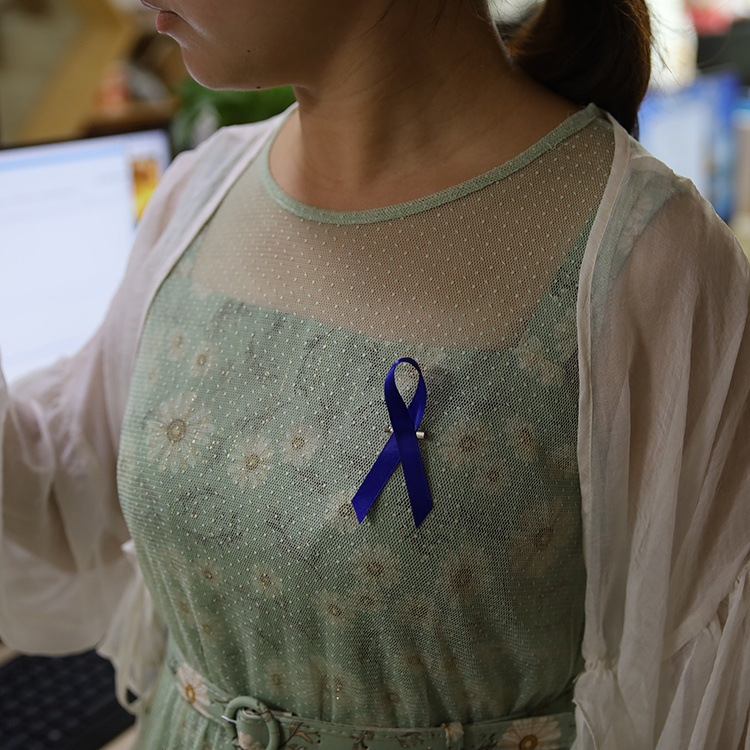 Fábrica directa 1,6 cm amor caridad broche nudo de la paz cinta pin insignia soporte arco cinta