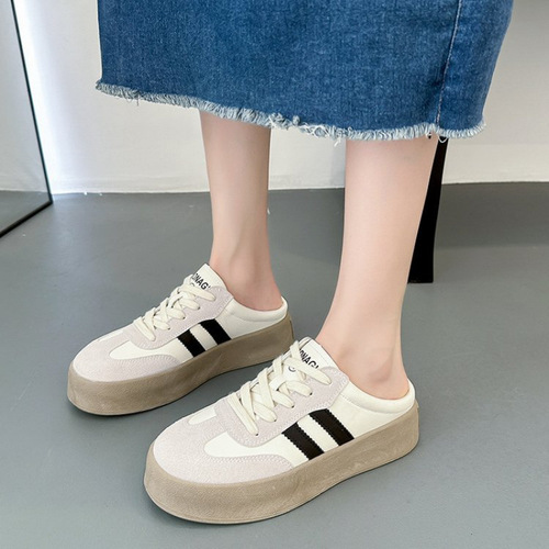 Chunky-sole, closed-toe slippers for women: summer outdoor wear, easy slip-on style in white, German-style casual half-slippers