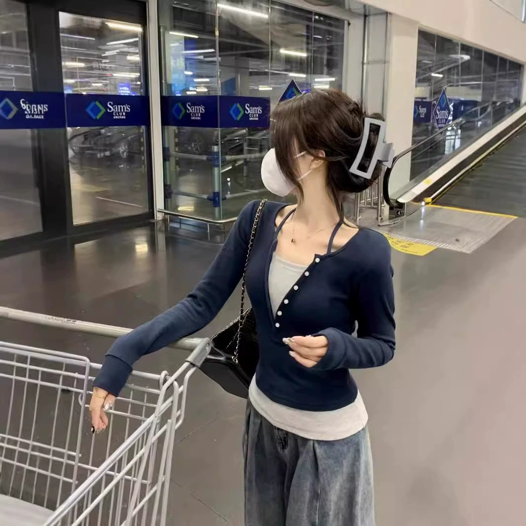 Две поддельные футболки с длинным рукавом с v-образным вырезом