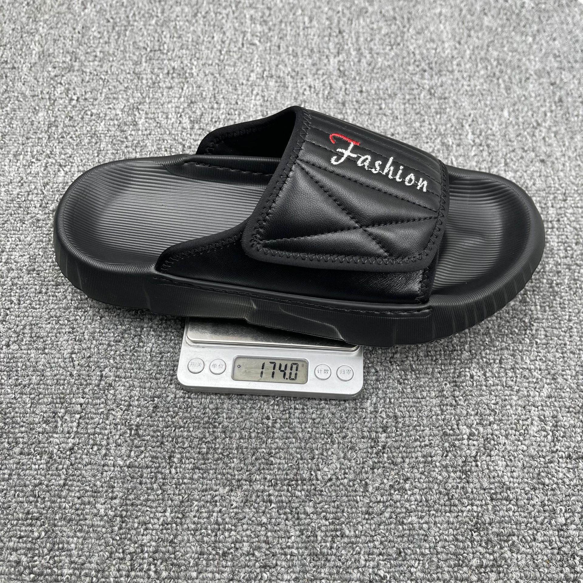 La primera capa de piel de cordero de verano nuevas zapatillas de hombre, zapatillas de cuero transpirables, zapatillas de playa para hombres, zapatillas frías para hombres