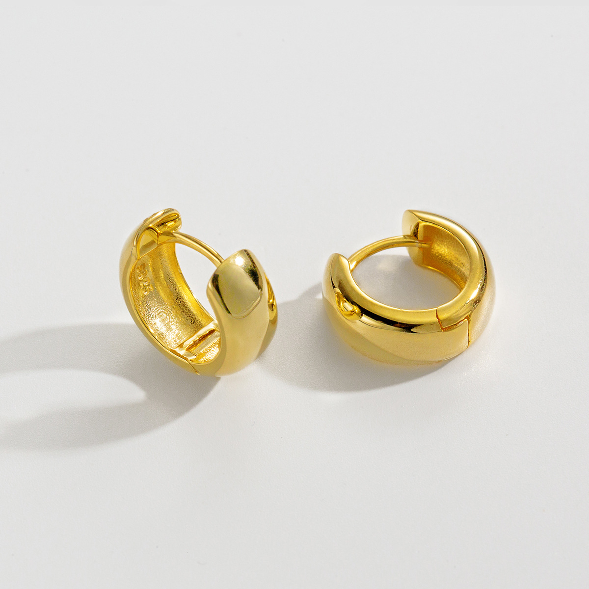 Eloch s925 plata esterlina brillante círculo de personalidad variedad auriculares temperamento pequeñas joyas de orejas cortas M00024