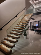 家用豪华别墅钢木楼梯搭配钢化玻璃扶手护栏工厂生产安装