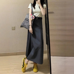 梨の形の体つきの灰色のスーツの半身のスカートの女性の秋の太っている妹のmmの腰は股を遮ってやせている中の長いa字のスカートを現します。