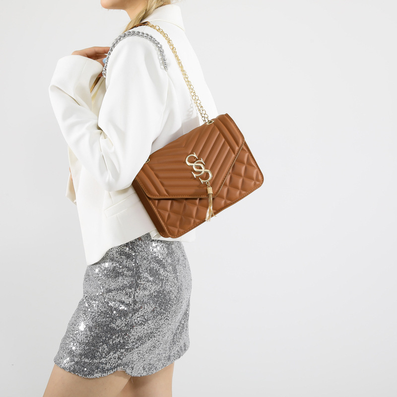 Bolsas de diseño de nicho de lujo ligero para mujeres 2024 bolsas de primavera de moda bolsas casuales de color sólido bolsas de hombro empujadas