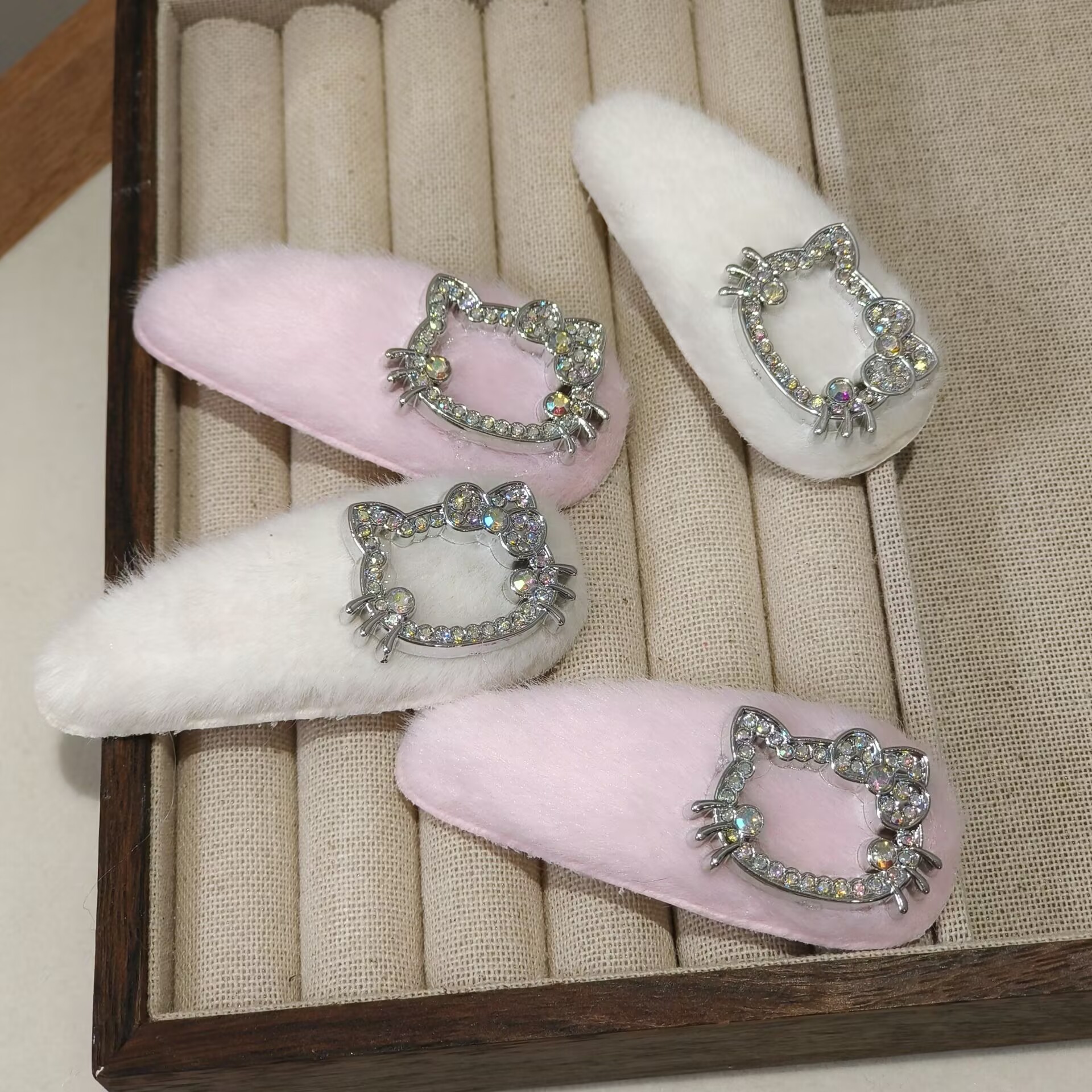 Autumn and Winter Cute Plush Rhinestone Kt Cat Hairpin 2025 New Beautiful Girl Forehead Bangs Side Clip Broken Hair Bb Clip