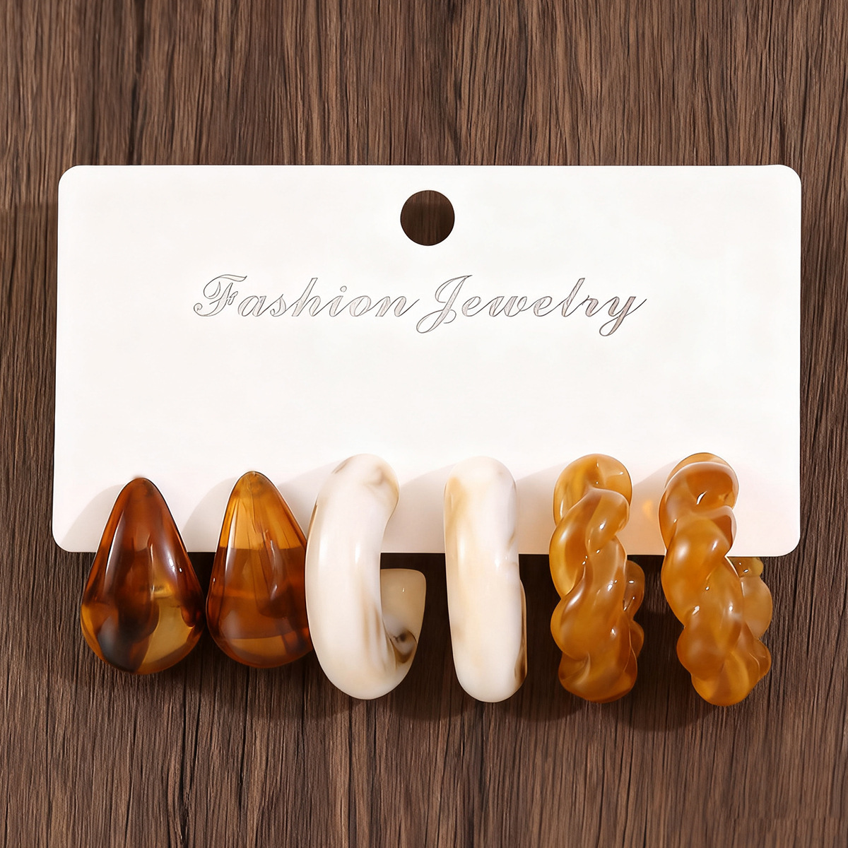 Conjunto de pendientes colgantes marrones.