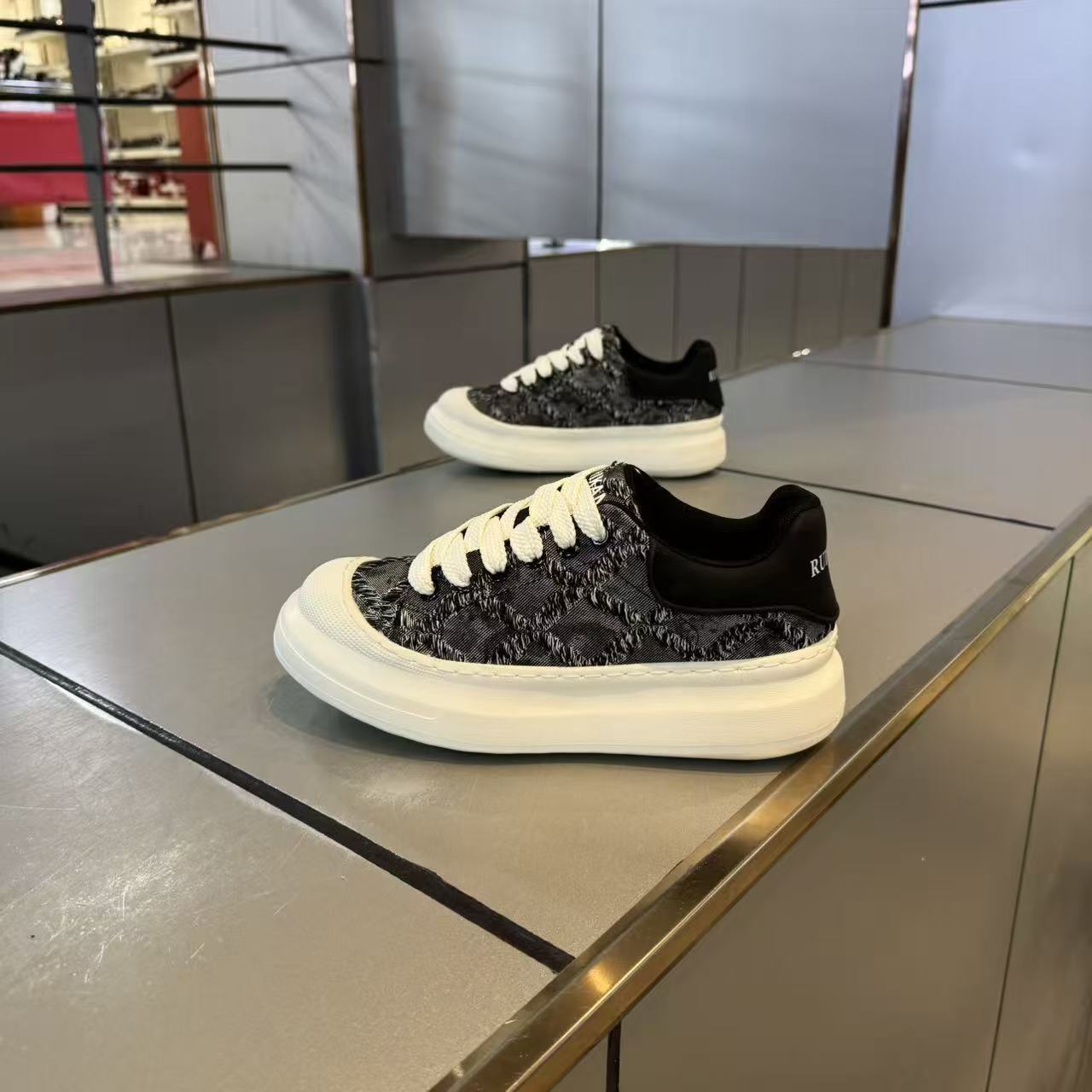 Men's Shoes 2026 Spring New Style Knitted Fabric Lightweight Soft Thick Sole Trendy Versatile Breathable Sports Casual_vogvips.com