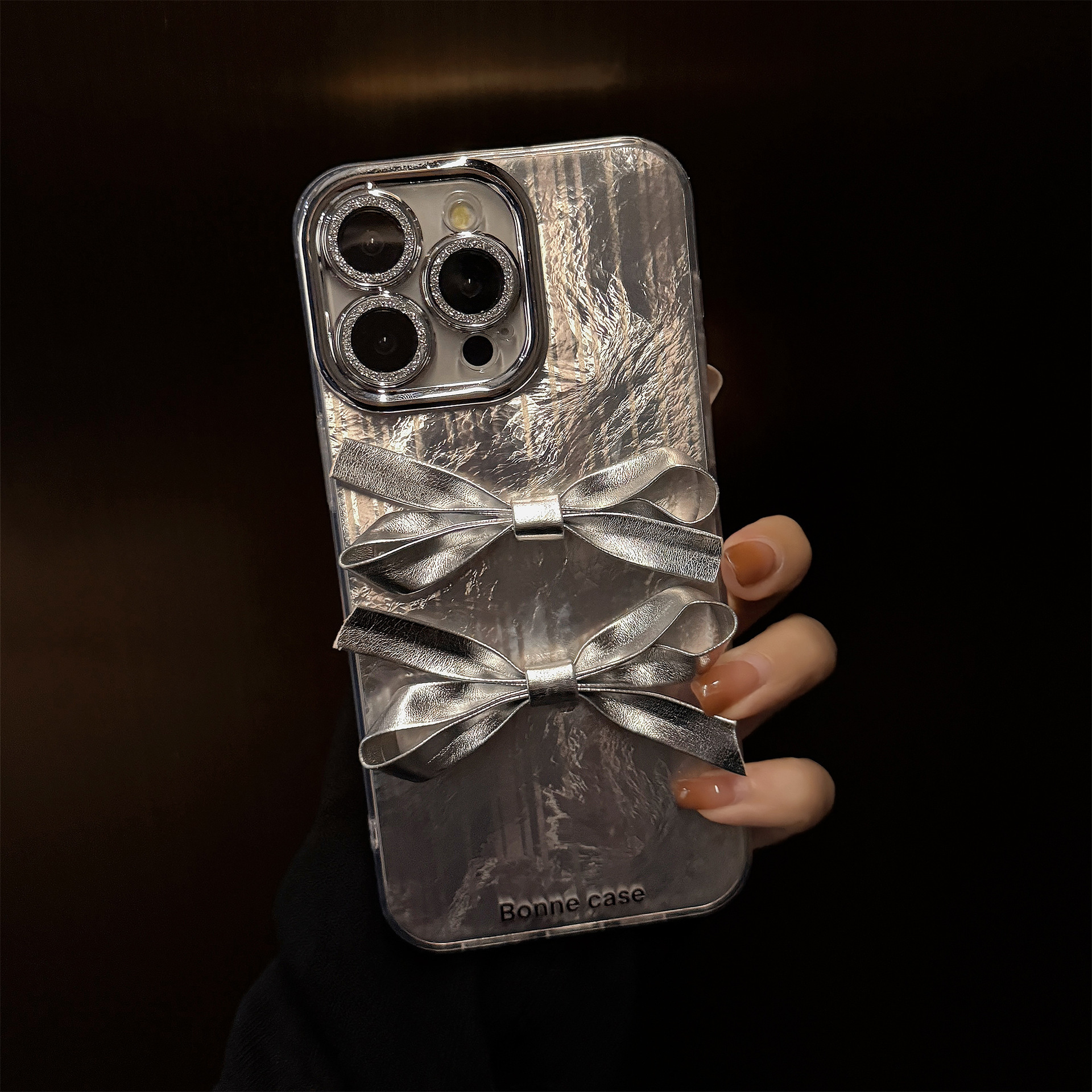 Xiaozhong ins hilo de plumas de plata lazo tridimensional para iPhone 14/15 funda para teléfono móvil Apple 16ProMax hembra