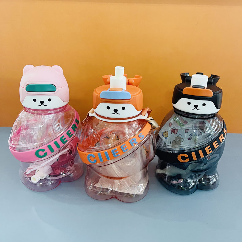 Youyun 8111 dibujos animados nueva muñeca de los niños hervidor de agua de plástico 900ml capacidad paja portátil taza de paja al por mayor