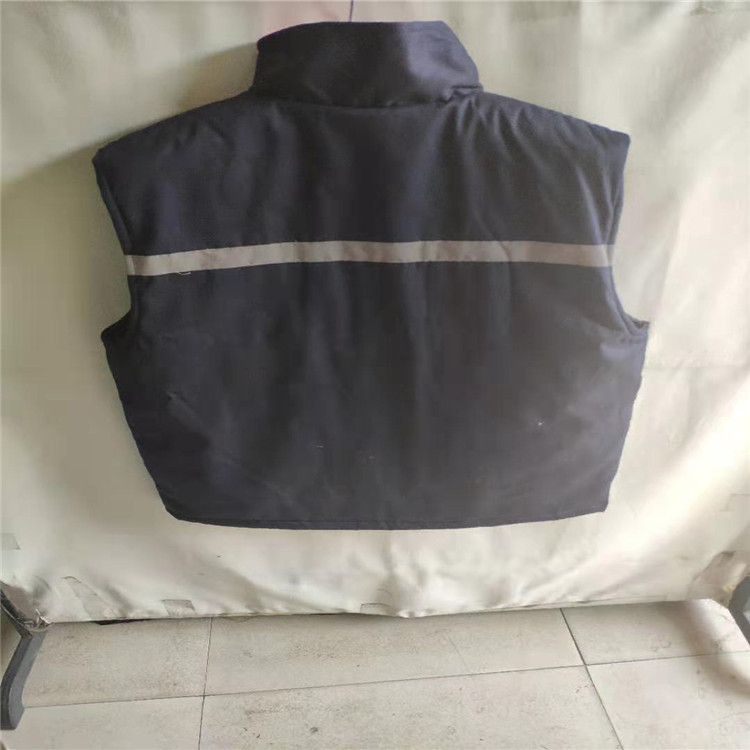 Los mineros azul oscuro usan ropa de algodón para limpiar el trabajo subterráneo en la mina de carbón