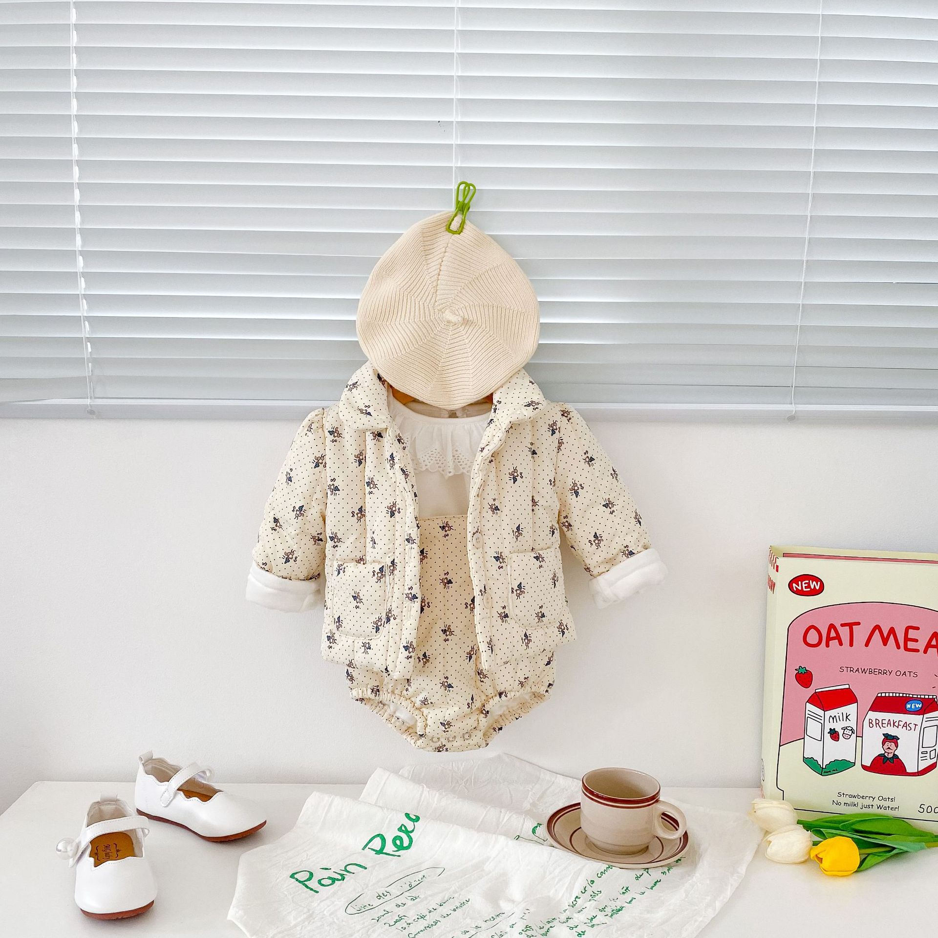 2024 Roupas para meninas Flor e veludo Casaco grosso + Alça Chapéu de bebê Roupas Crawler Conjunto de duas peças_voghion.com