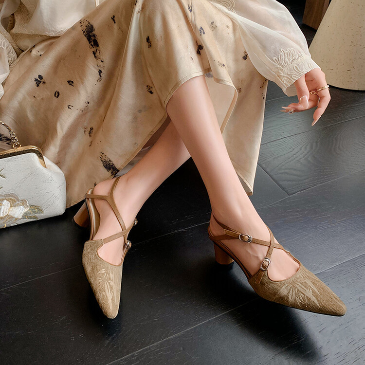 Sandal cao gót mũi nhọn phong cách Trung Hoa mới, chất sa tanh, quai chéo rỗng, gót thô 9 cm — Màu trắng be, Màu Kaki chi tiết 19