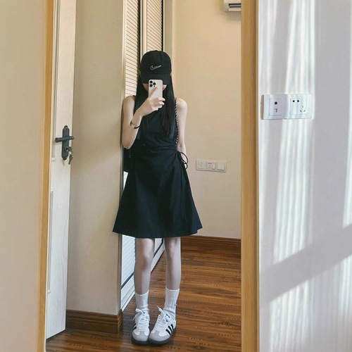 Black sleeveless tank top dress for summer 2025, featuring a salt-style street style design, off-shoulder, slimming, dairy-inspired, suitable for petite figures, A-line short skirt.