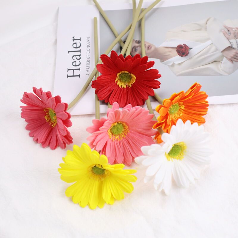 Artificial PU African daisy, suitable for living room decoration, wedding events, photography props, and Instagram-style, fresh, and sunflower-themed cross-border sales Artificial PU African daisy, suitable for living room decoration, wedding events, photography props, and Instagram-style, fresh, and sunflower-themed cross-border sales