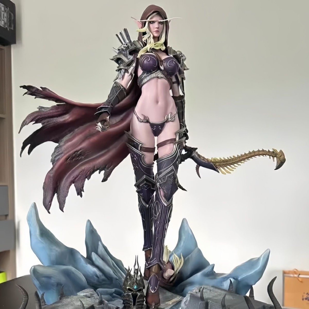 퀸 XI 44CM 리얼 샷 램블한 월드 오브 워크래프트 타이드 플레이 GK 실바 나스 게임 손으로 만든 동상 모델