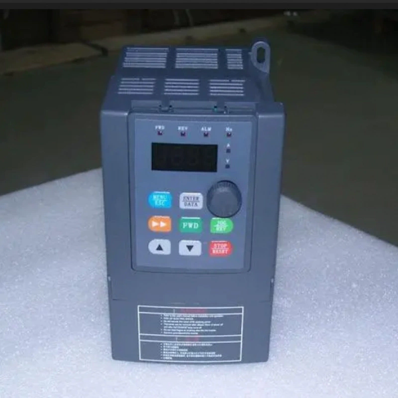 Совершенно новый преобразователь частоты, трехфазный 380 В/одиночный 220 В, вентилятор, водяной насос, регулирование скорости двигателя 0,75 кВт/1,5/2,2 кВт