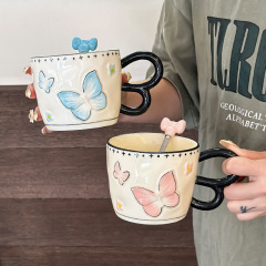 カップルの蝶のコップのペアの陶磁器のマグカップは女性の誕生日のプレゼントをプレゼントします。