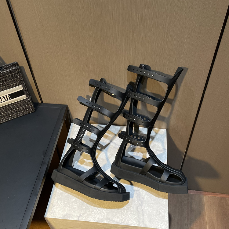 Las nuevas botas frías en verano, las sandalias de piel de vaca y suela gruesa, las botas altas, las botas largas y delgadas de moda, las botas Martin.