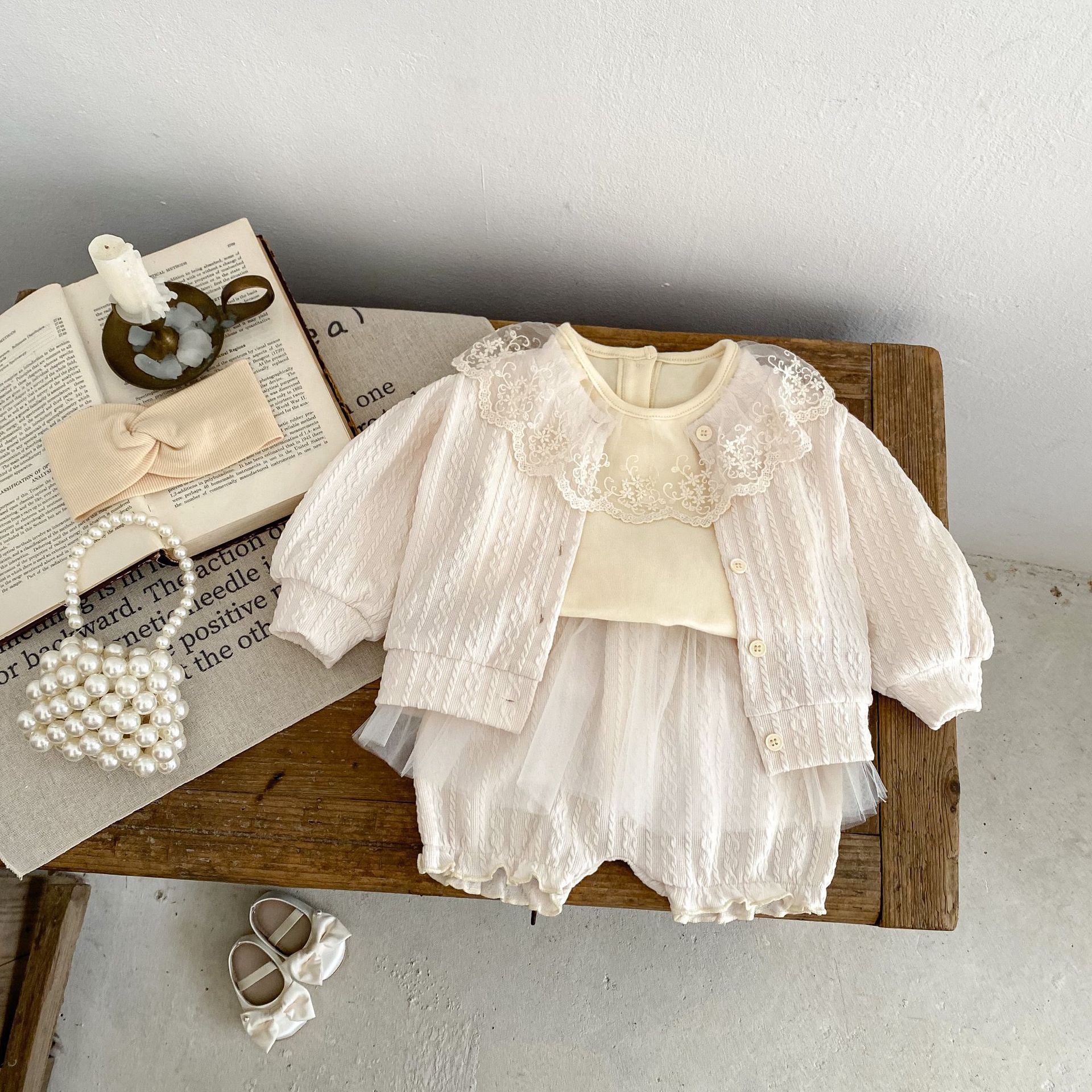 Jesenski set od tri dijela za djevojčice 2024. s čipkastom majicom s ovratnikom, mrežastim hlačama i jednobojnim žakard kaputom, Taken_voghion.com