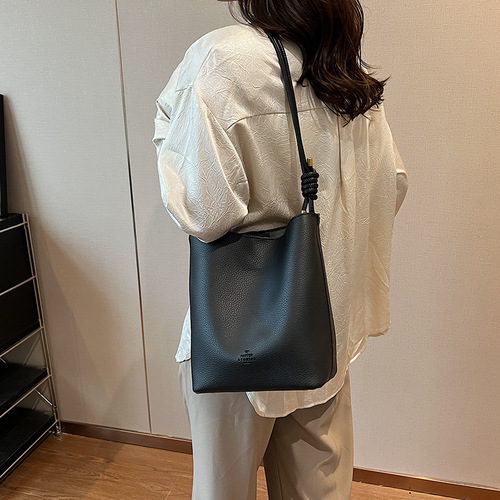 Cross-border autumn and winter retro large-capacity bag for women 2024 new fashion shoulder bag high-end tote bucket bag