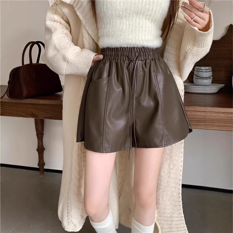 Elastic High-Waisted Brown Leather Shorts for Women, New Autumn/Winter 2026 Style, Casual Pants with Slits for Petite Figures, Suitable for Wearing with Boots