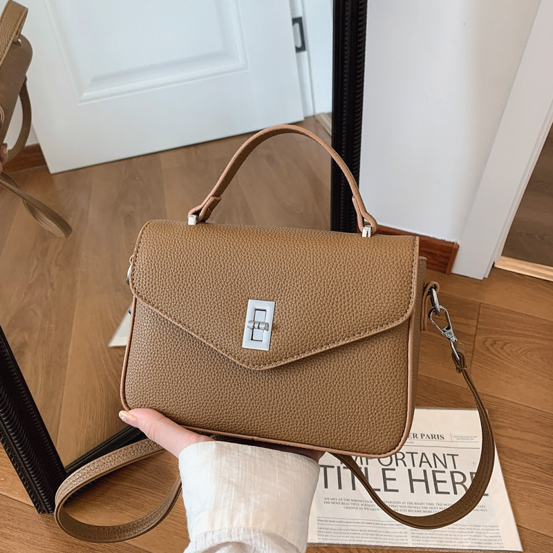 Bolso mensajero de lujo ligero de nicho 2025 nuevo bolso femenino de gran capacidad moda retro simple bolso cuadrado pequeño femenino