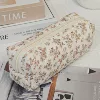 Белый фон с коричневыми цветами
