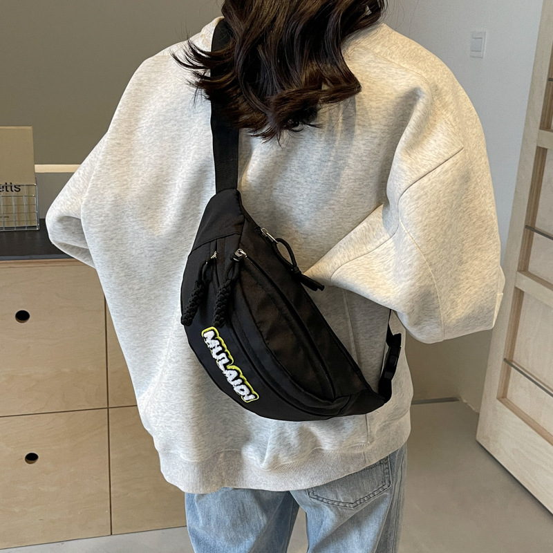 Bolso de verano para mujeres 2024 nueva moda versátil bolso de pecho casual nicho deportivo fresco bolso de hombro único