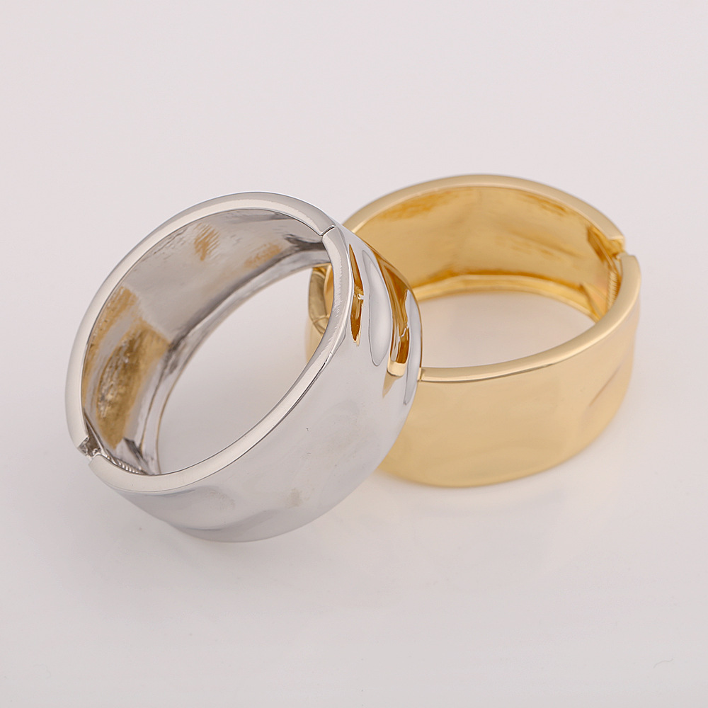 Cross-border manufacturers supplying wholesale personalized concave and convex metal-textured alloy open cuff bracelets in cold style directly to Europe and America.