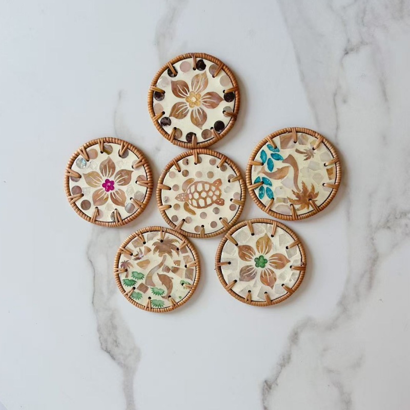 등나무로 짠 코코넛 야자 거북 꽃잎 다채로운 껍질 라운드 10cm 코스터 단일 조각 무작위 패턴