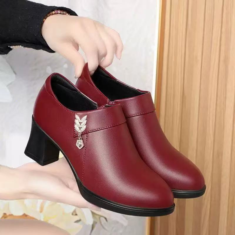 Zapatos transfronterizos de primavera y otoño, zapatos de cuero de mediana edad, zapatos de cuero suaves, zapatos de tacones gruesos y profundos, zapatos cómodos para mujeres.