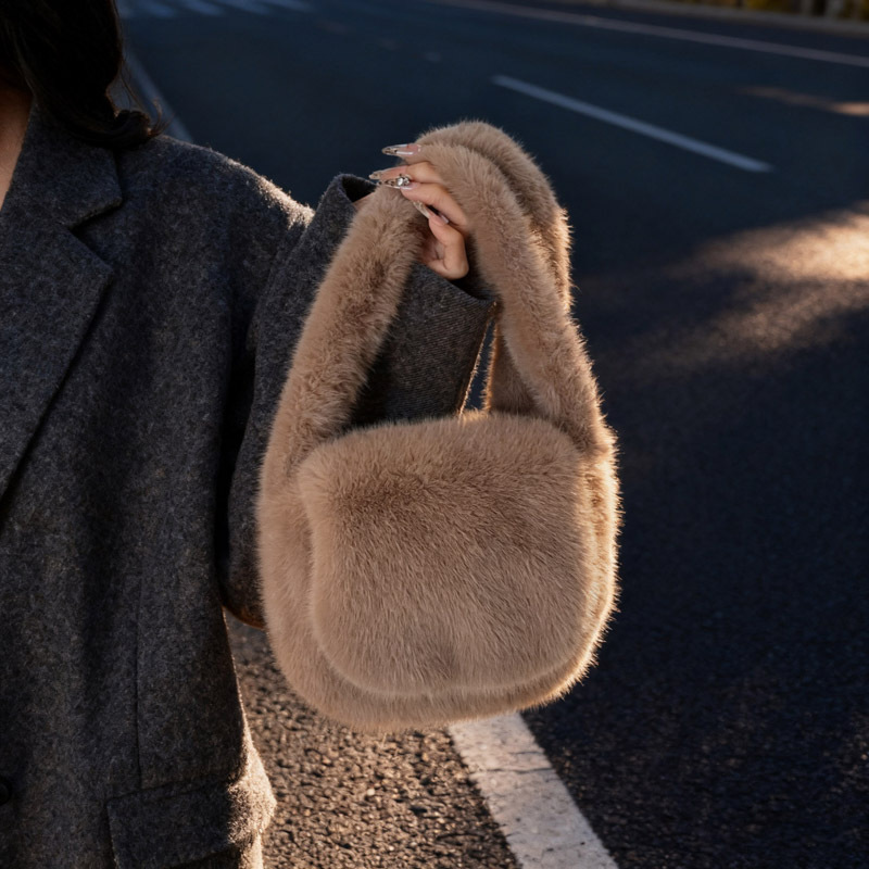 Bolso de lana de lana de mujer 2025 nuevo estilo popular otoño invierno nicho exquisito bolsa de silla para salir bolso de hombro de mujer