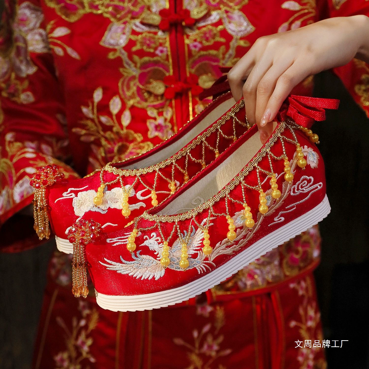 Свадебные туфли Xiuhe, новый стиль, свадебные туфли для невесты Hanfu, увеличивающие рост, красные туфли в древнем стиле с кисточками и плюшевыми туфлями с китайской вышивкой.