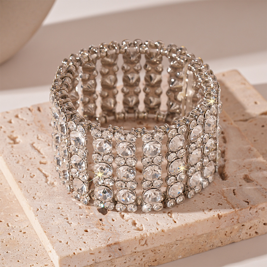 Europa y los Estados Unidos lujosos diamantes de gota de agua geométrica ancha pulsera elástica personalidad exagerada nicho temperamento de alta sensación joyas de mano para mujeres