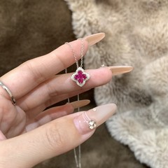 S925純銀の軽い豪華な優雅なルビーの四つ葉のクローバーのペンダントのネックレスの小さい大衆の精巧な高い顔の値の花びらの鎖