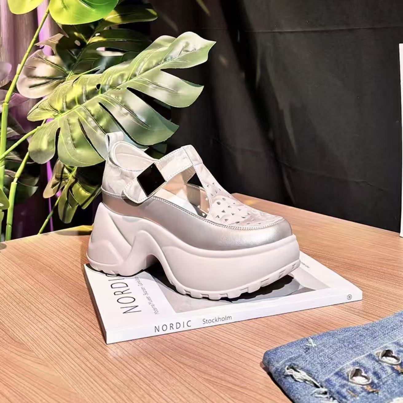 Explosión de sandalias casuales de suela gruesa para mujeres 2026 verano nuevo estilo de moda sandalias delgadas de suela gruesa no cansarse zapatos de pie único